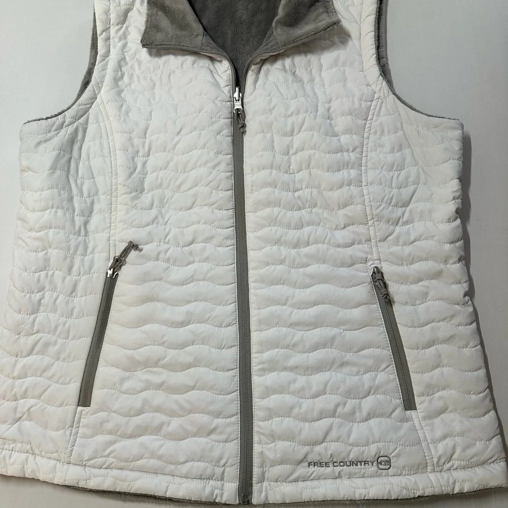 Free country women’s size large reversible,‎ puffer vest white, and gray color